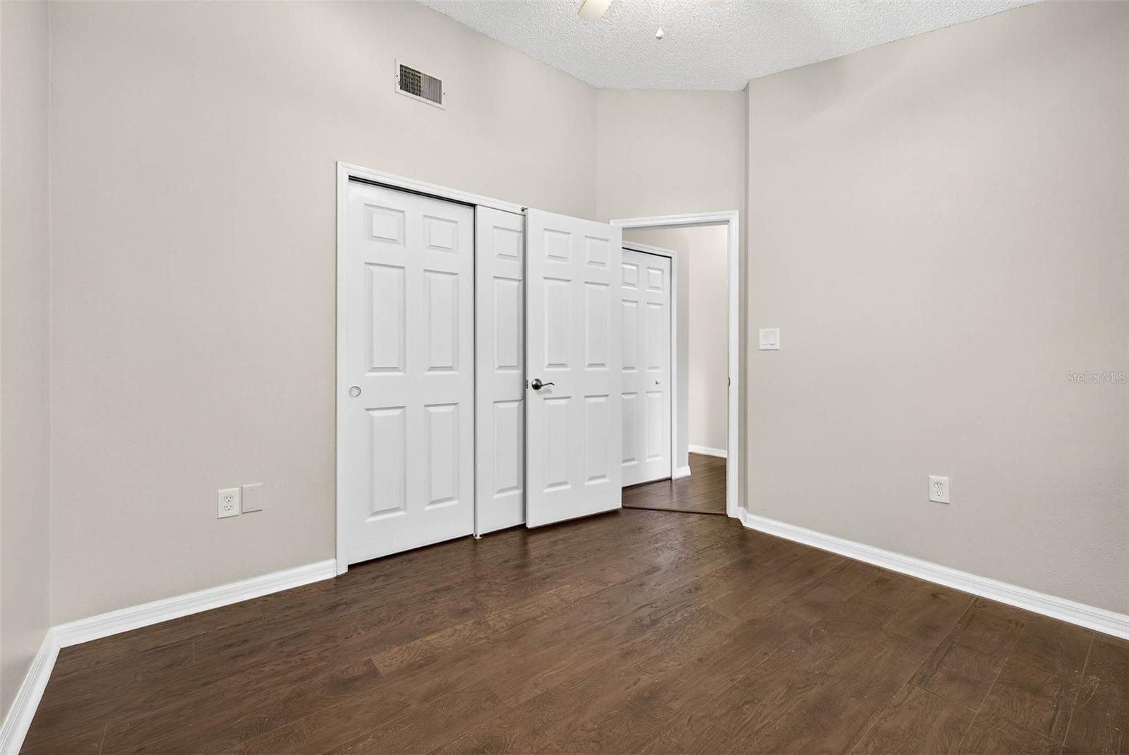 Image 28 of 47 For 890 Kriswell Court