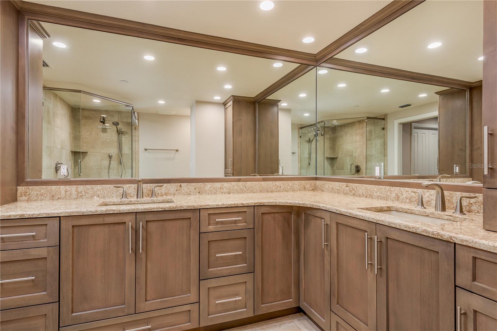 Image 18 of 42 For 1170 Gulf Boulevard 1104