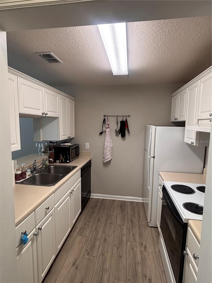 Image 2 of 18 For 800 Dakota Avenue 330