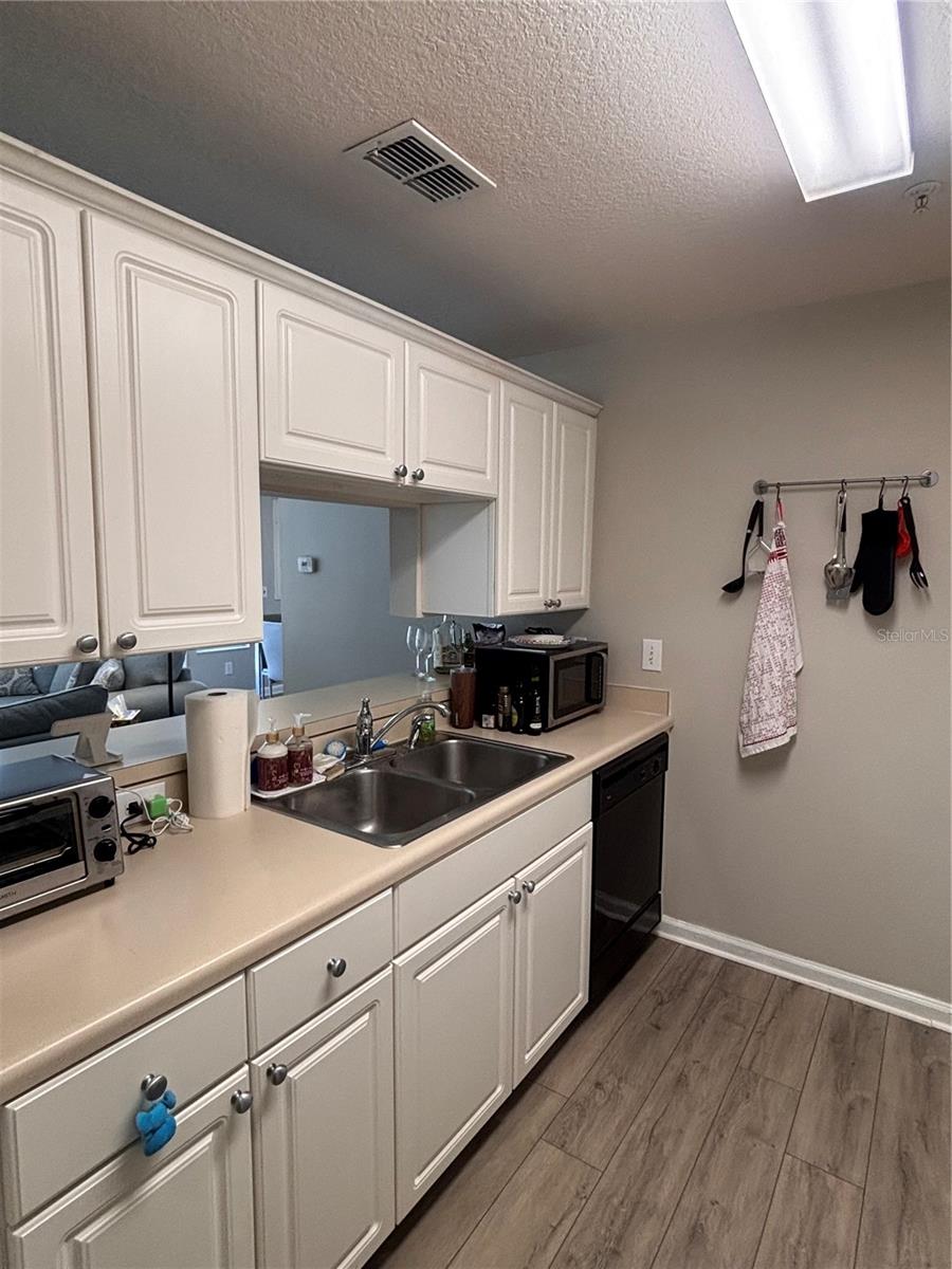 Image 4 of 18 For 800 Dakota Avenue 330