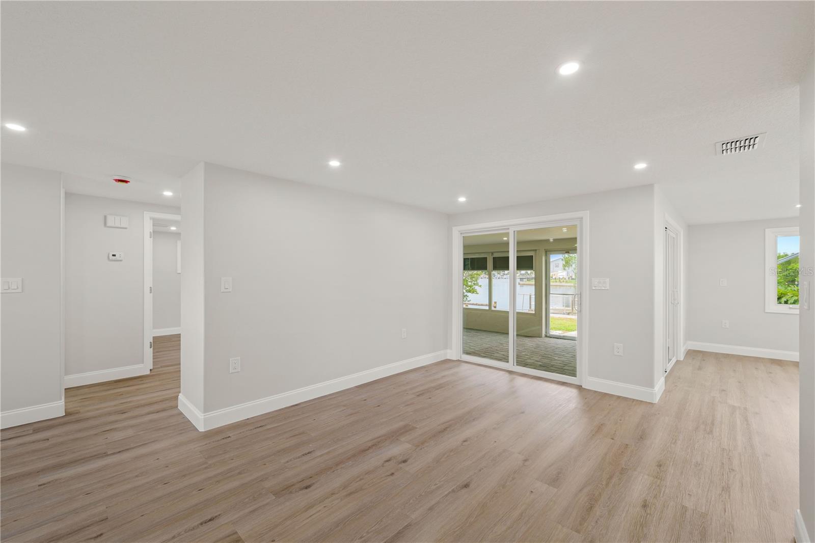 Image 7 of 39 For 6617 Harbor Drive