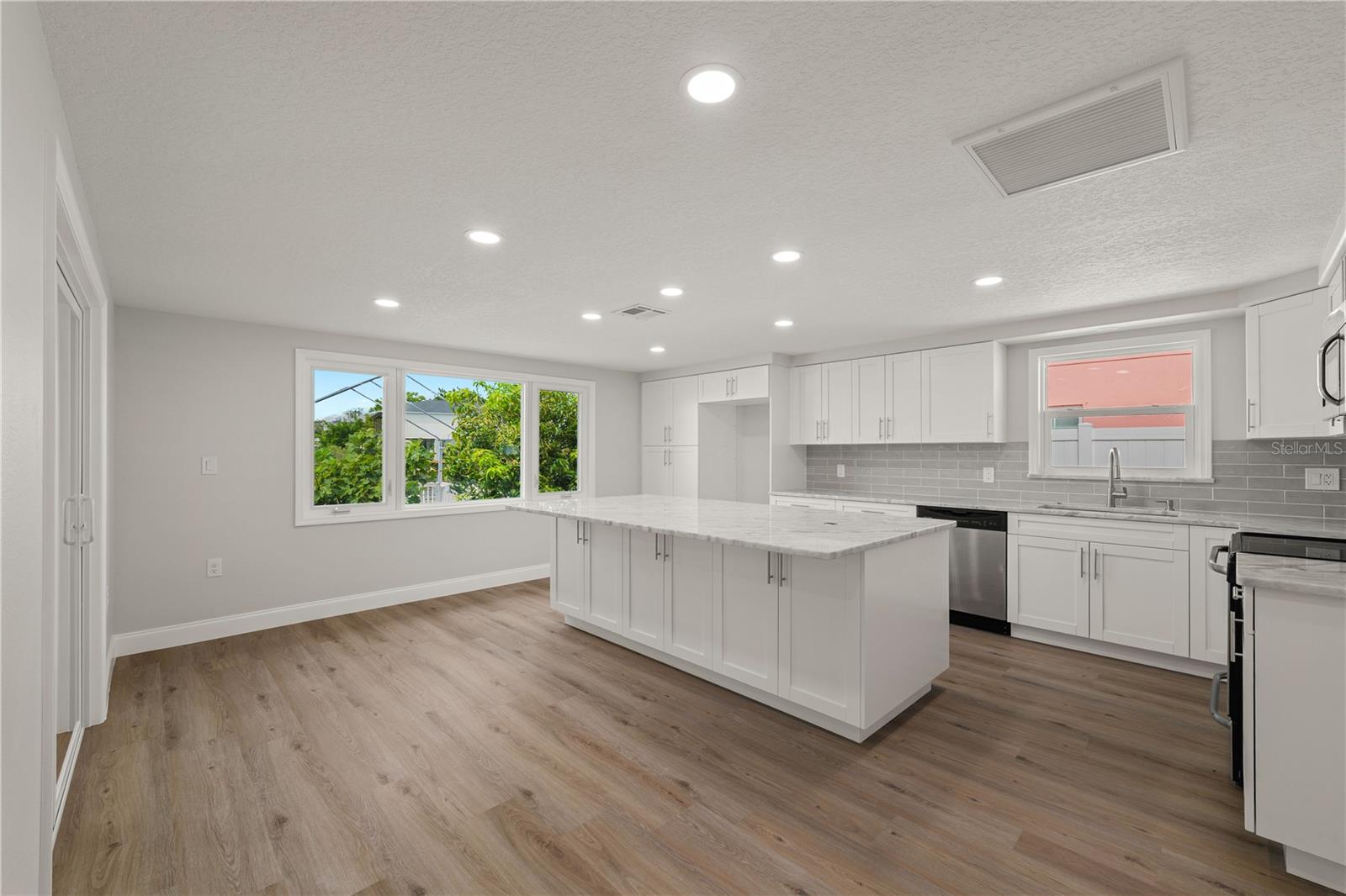 Image 9 of 39 For 6617 Harbor Drive