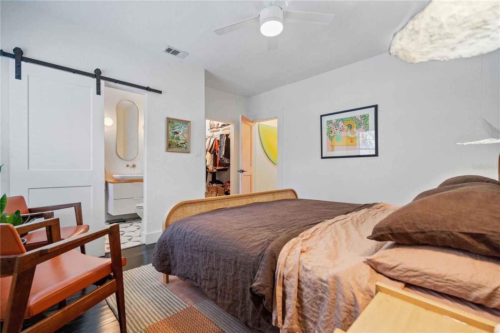 Listing photo id 11 for 4056 18th Avenue S