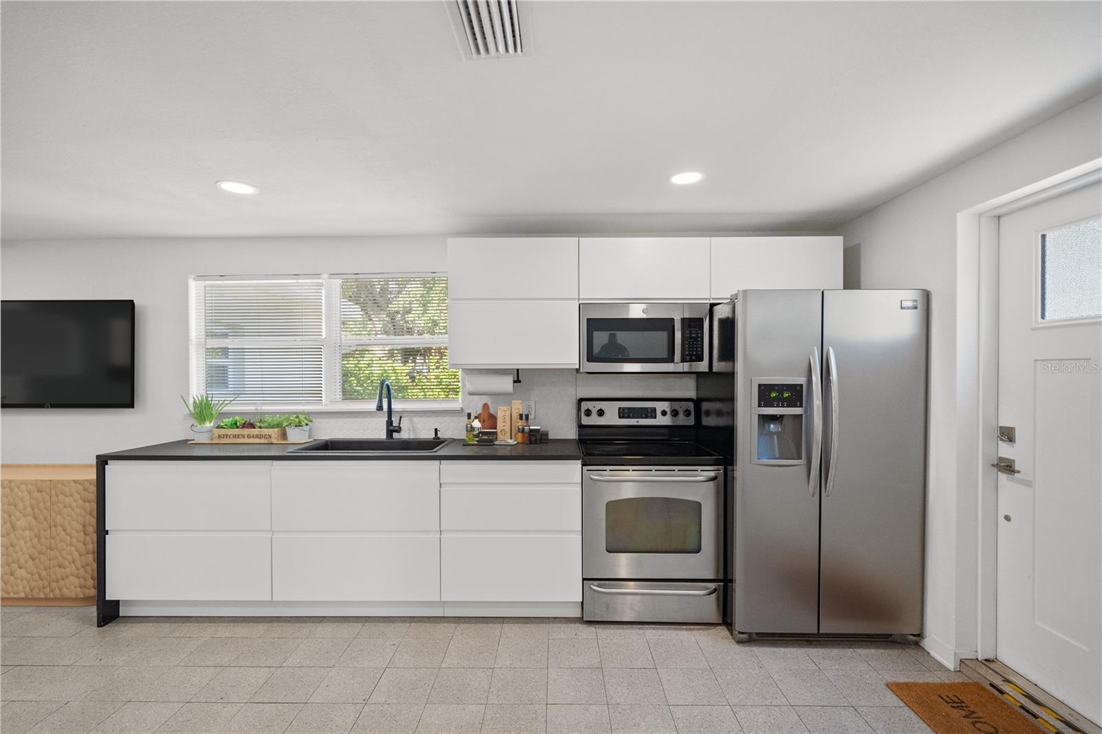 Listing photo id 27 for 4056 18th Avenue S