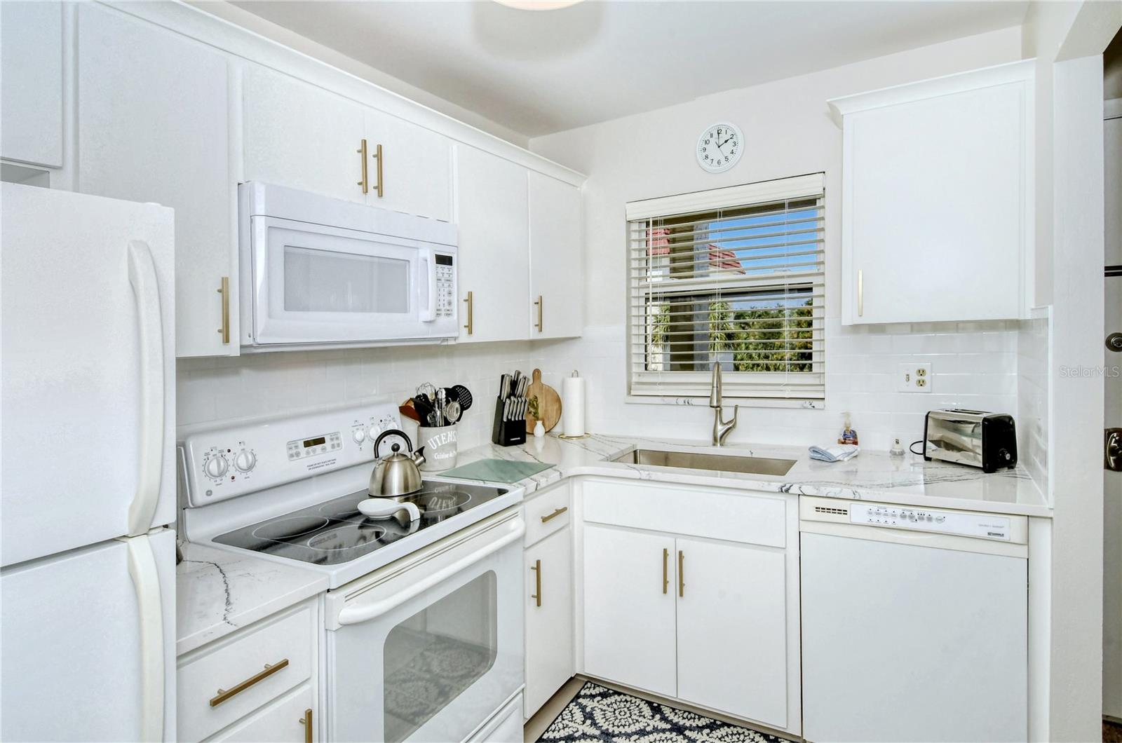 Image 12 of 18 For 925 Beach Road 310