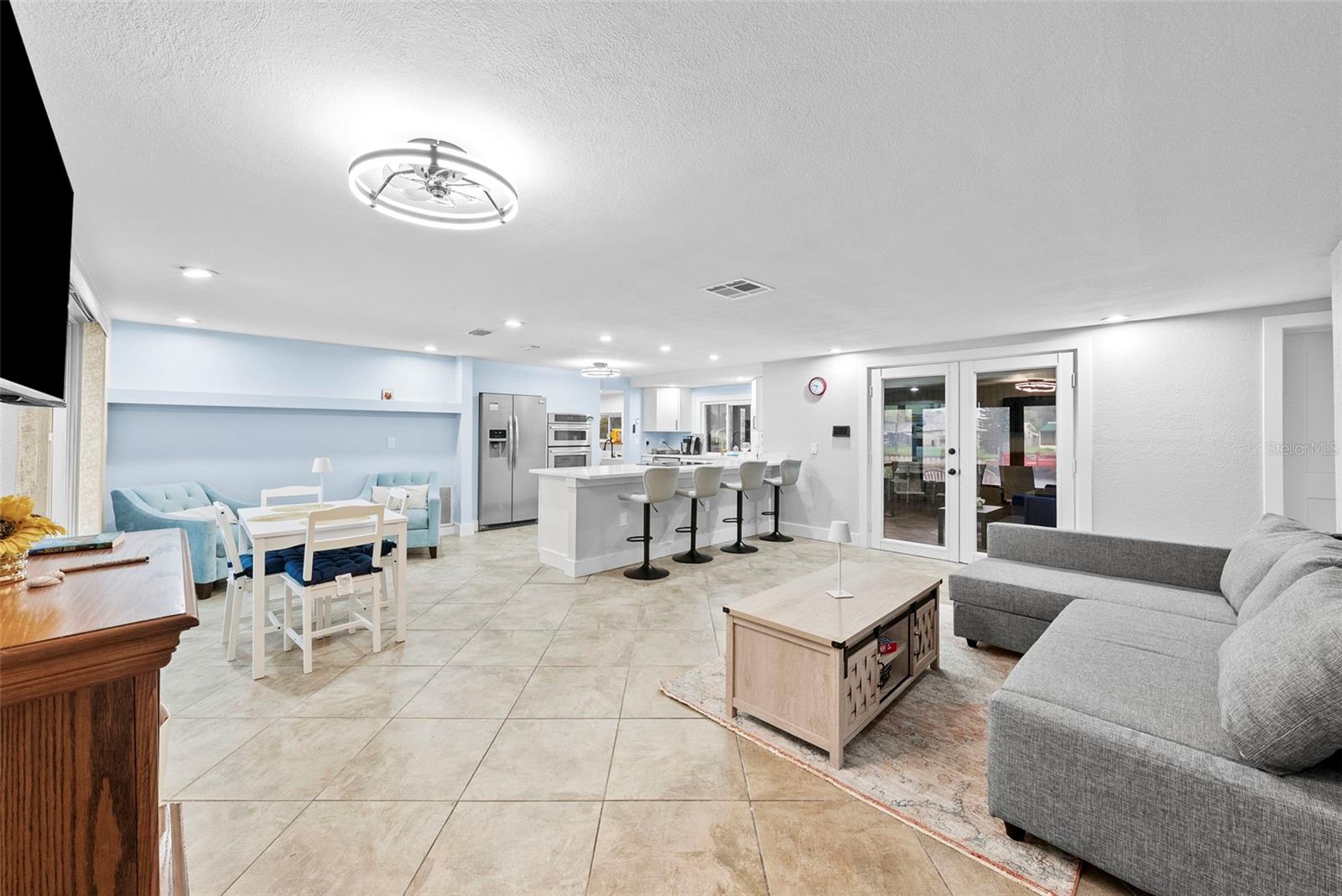 Listing photo id 12 for 12700 2nd Isle