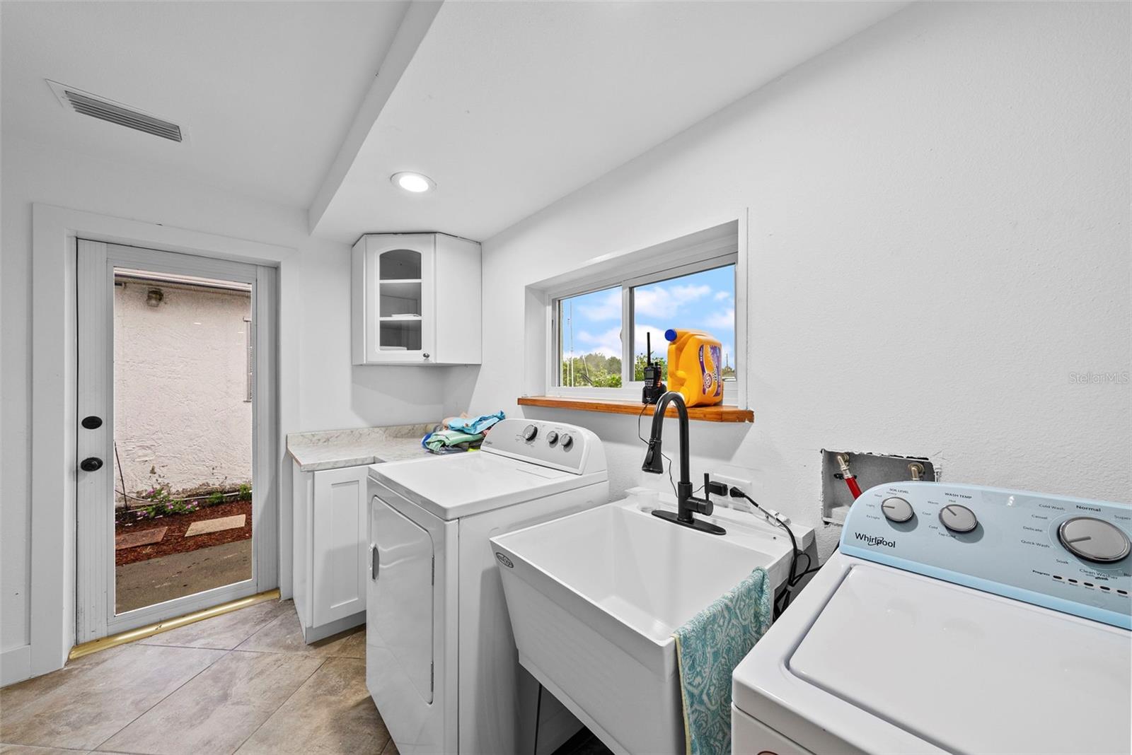 Listing photo id 25 for 12700 2nd Isle