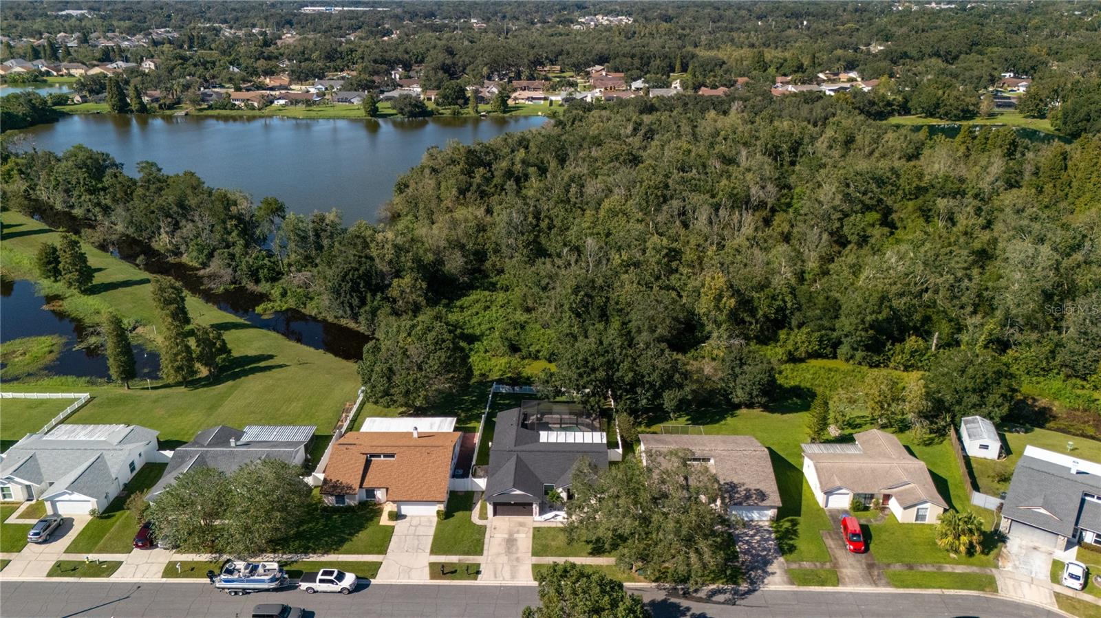 Listing photo id 10 for 621 Stillview Circle