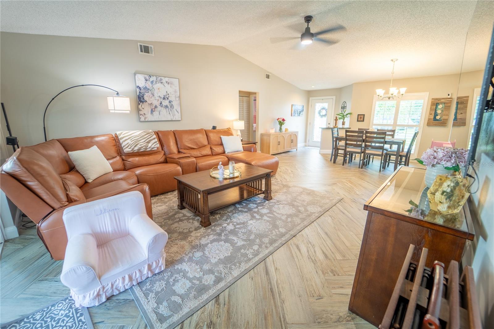 Listing photo id 12 for 621 Stillview Circle