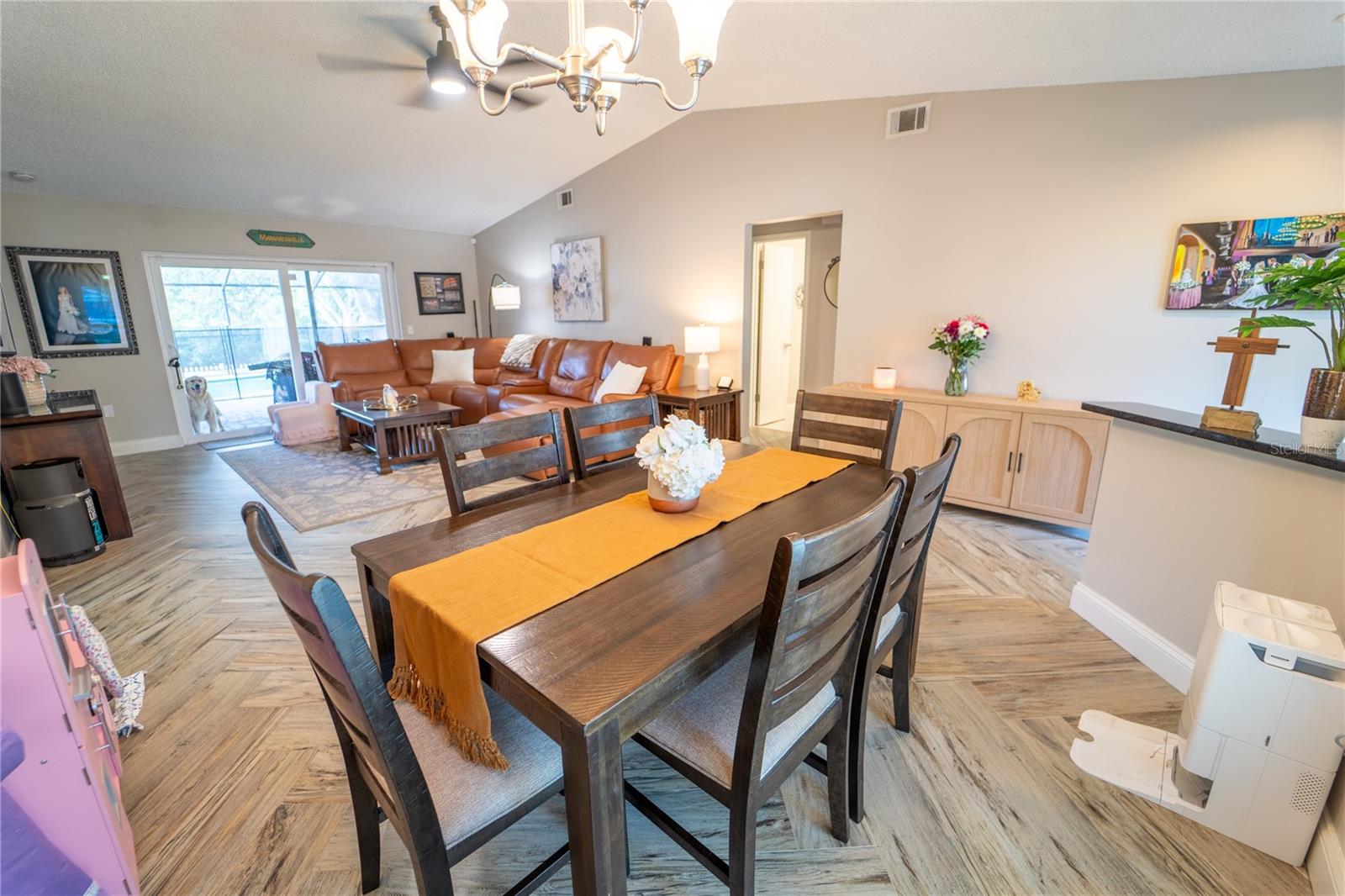 Listing photo id 13 for 621 Stillview Circle