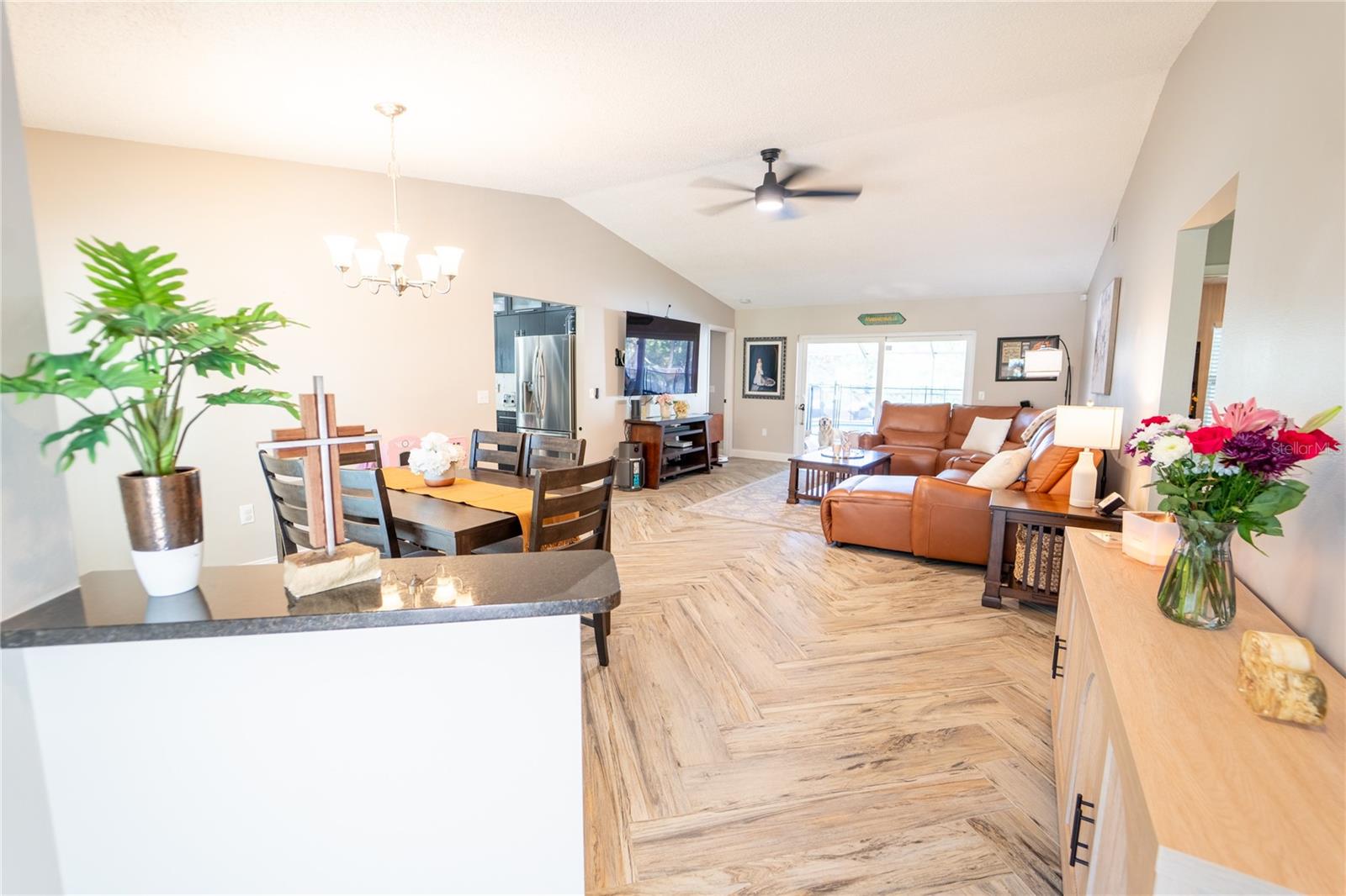 Listing photo id 14 for 621 Stillview Circle