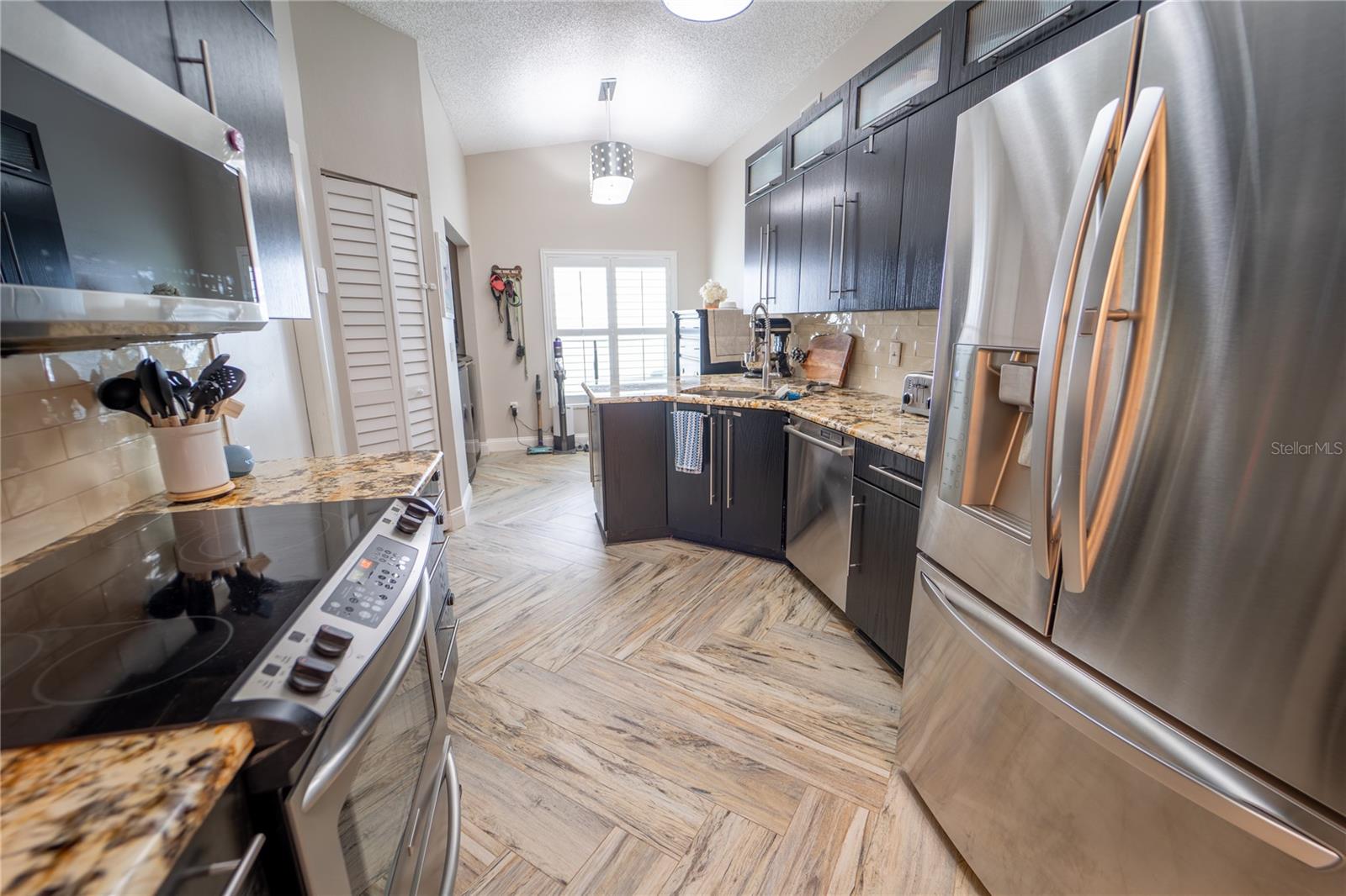Listing photo id 15 for 621 Stillview Circle
