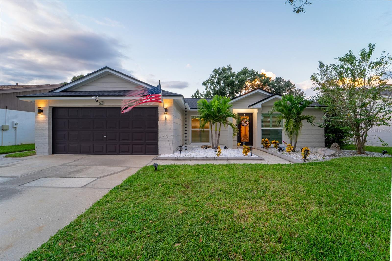 Listing photo id 0 for 621 Stillview Circle