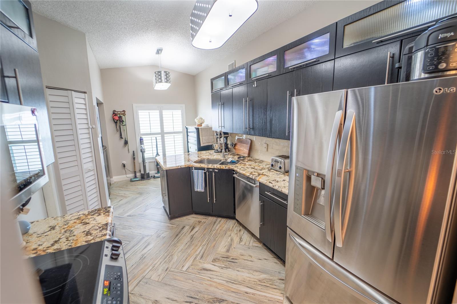 Listing photo id 19 for 621 Stillview Circle