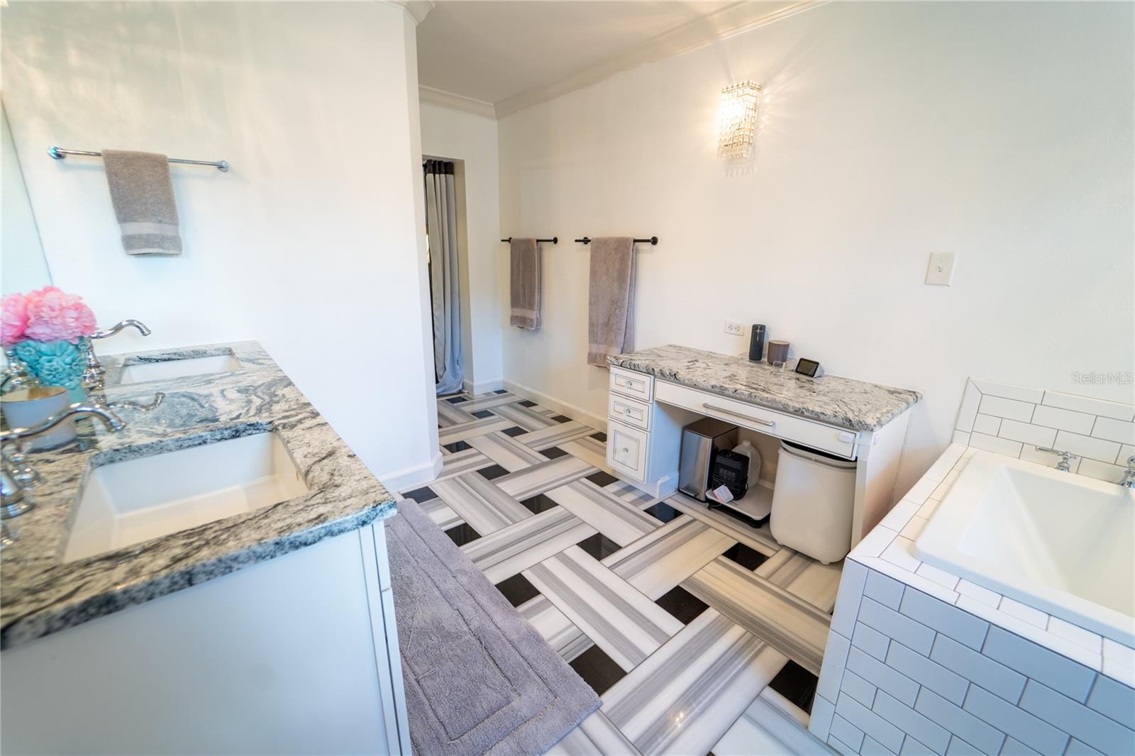 Listing photo id 27 for 621 Stillview Circle