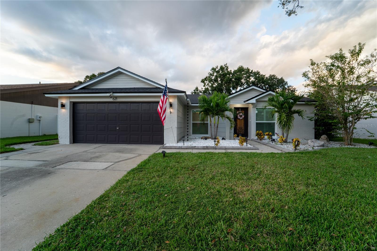 Listing photo id 1 for 621 Stillview Circle