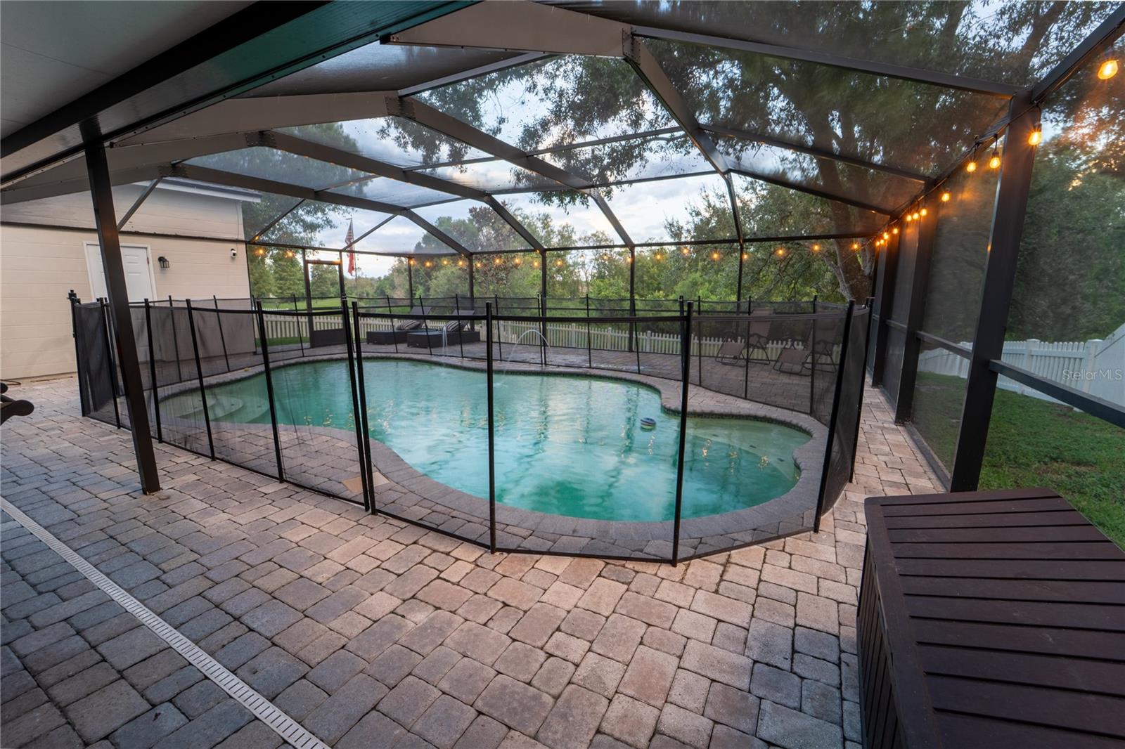 Listing photo id 41 for 621 Stillview Circle