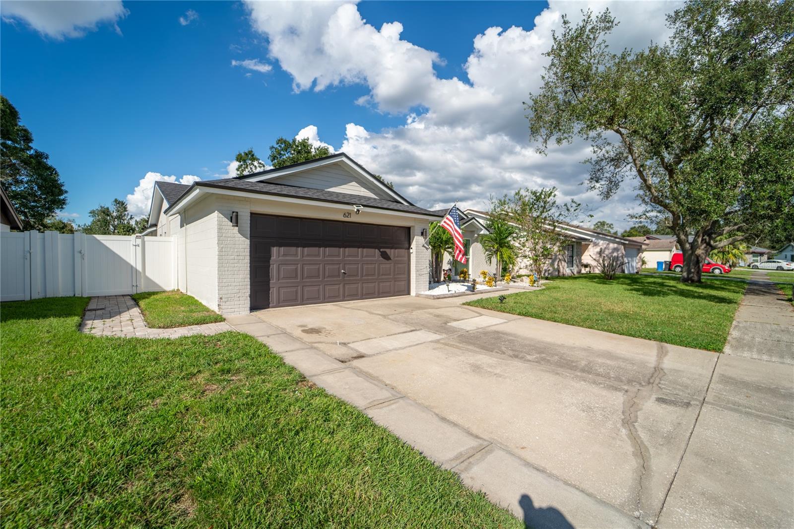 Listing photo id 4 for 621 Stillview Circle