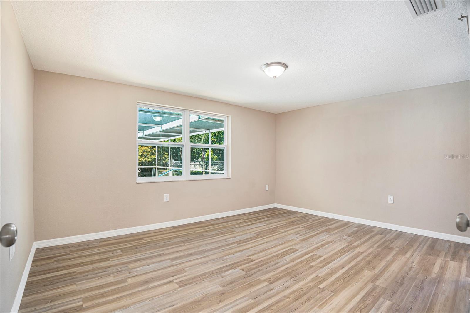 Image 21 of 28 For 1147 Viking Drive