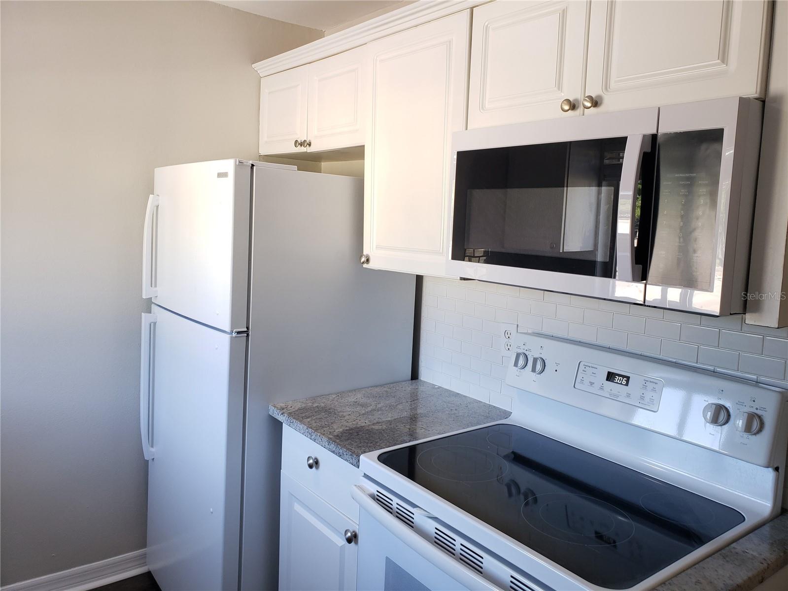 Image 5 of 21 For 3206 Azeele Street 219