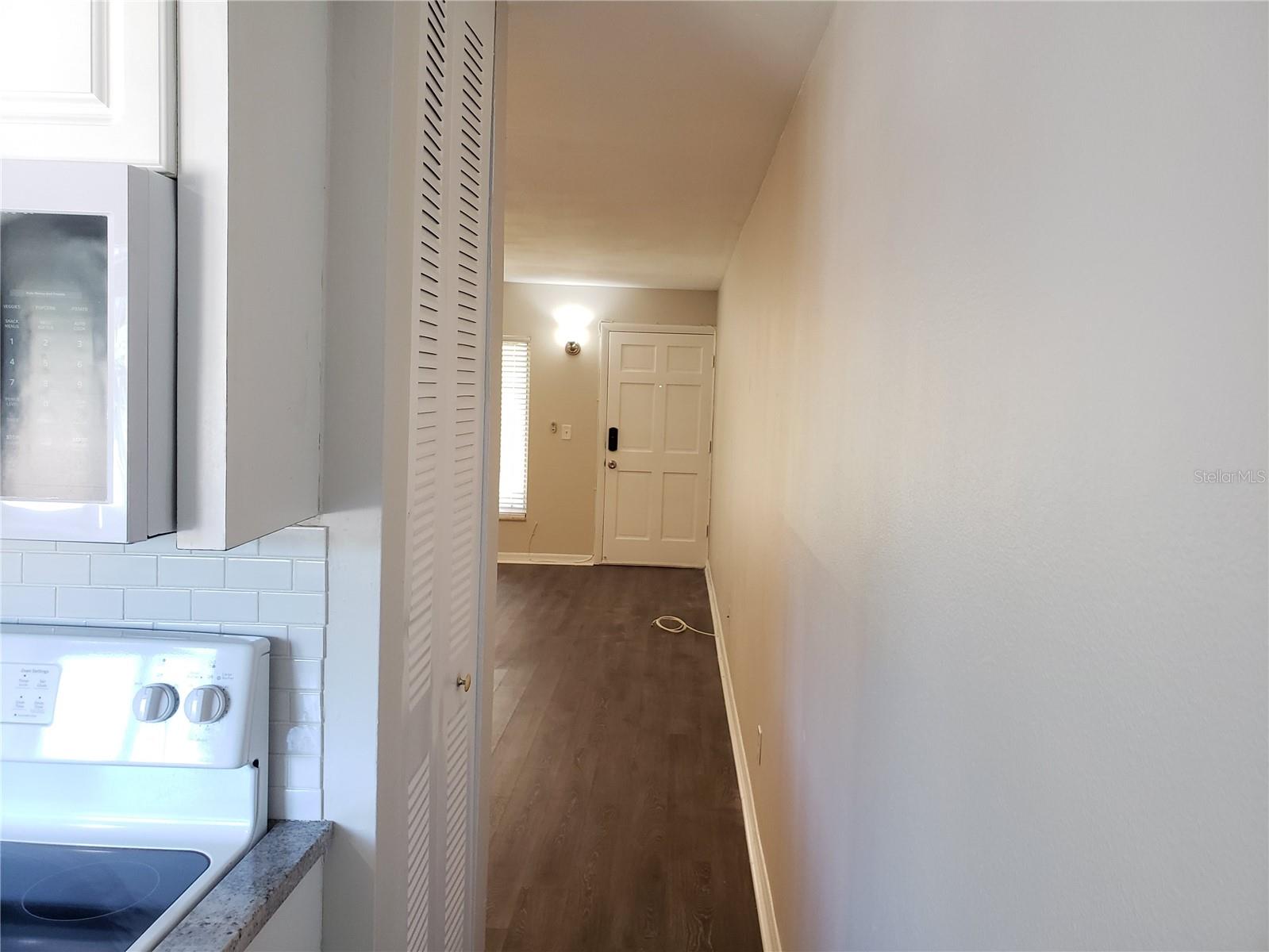 Image 6 of 21 For 3206 Azeele Street 219