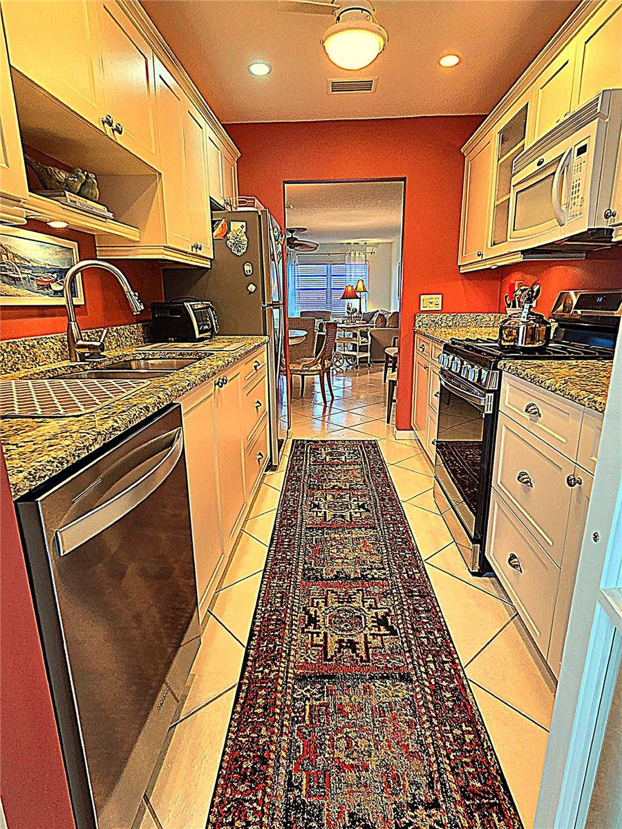 Listing photo id 7 for 2960 59th Street S 505