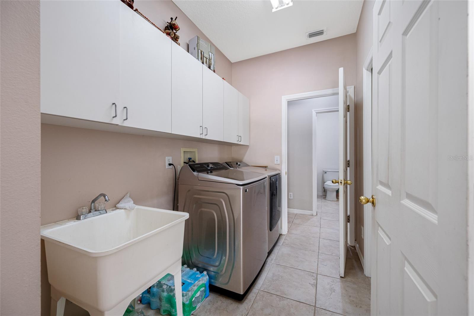 Listing photo id 21 for 4608 Whispering Wind Avenue