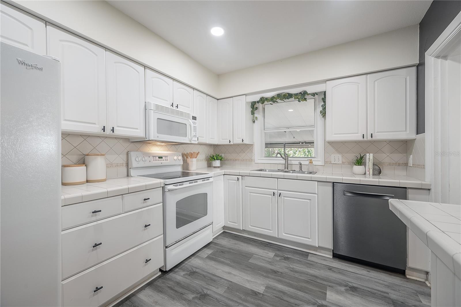 Image 17 of 41 For 1211 Park Circle