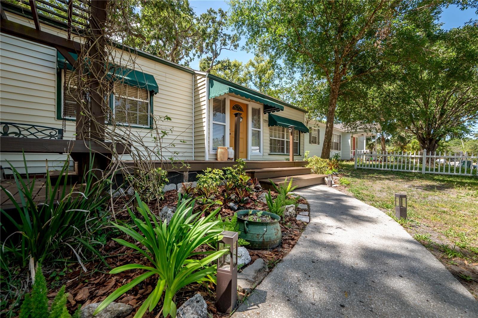 Image 4 of 41 For 1211 Park Circle