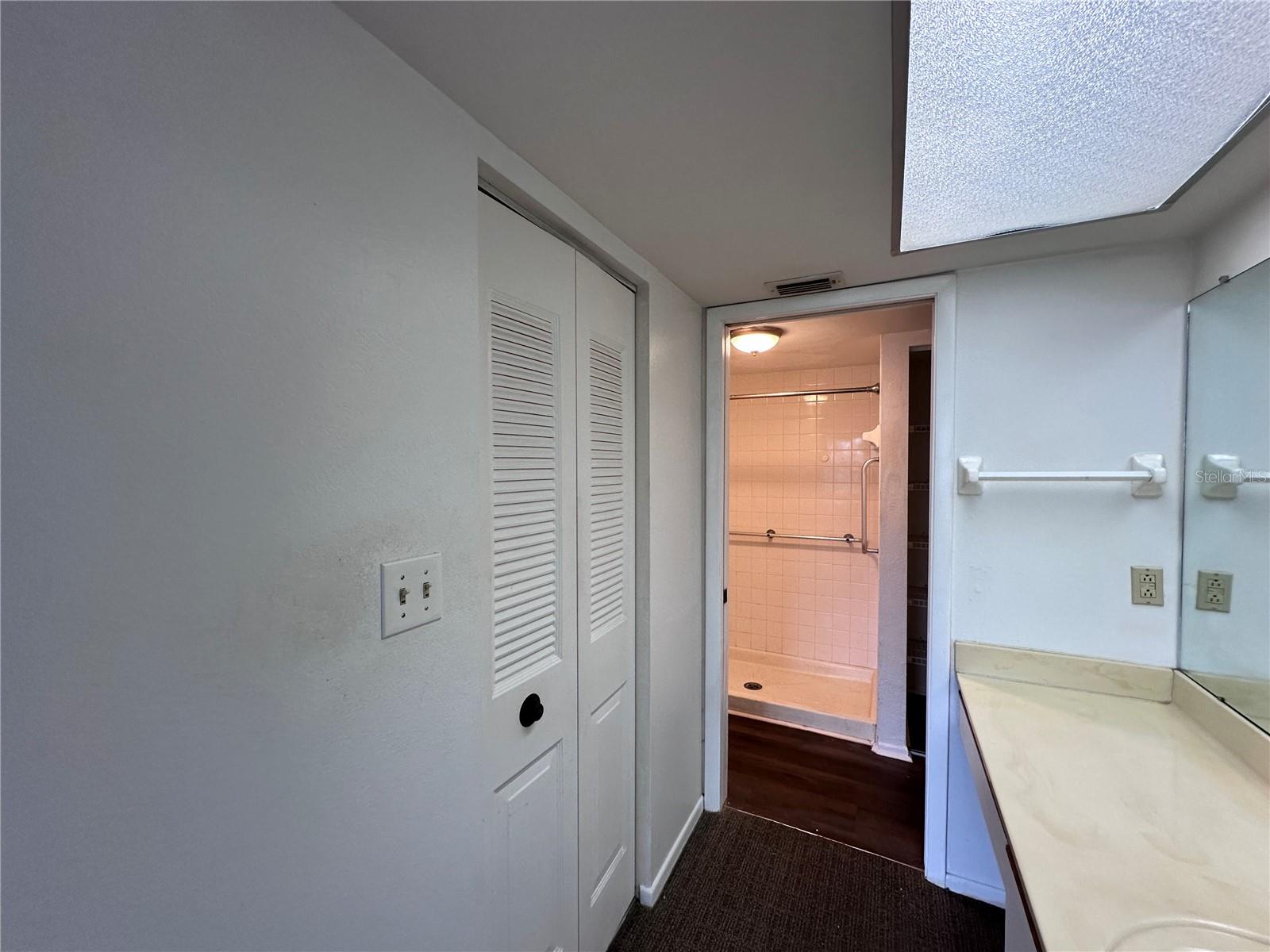 Image 24 of 36 For 1332 Pasadena Avenue S 102
