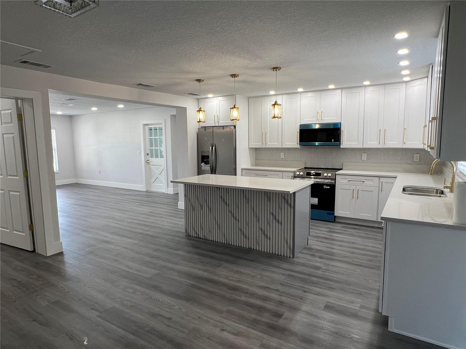 Image 7 of 65 For 2811 Auburn Avenue W
