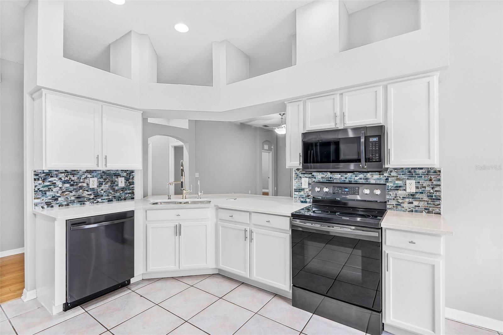 Listing photo id 14 for 15316 Lake Bella Vista Drive