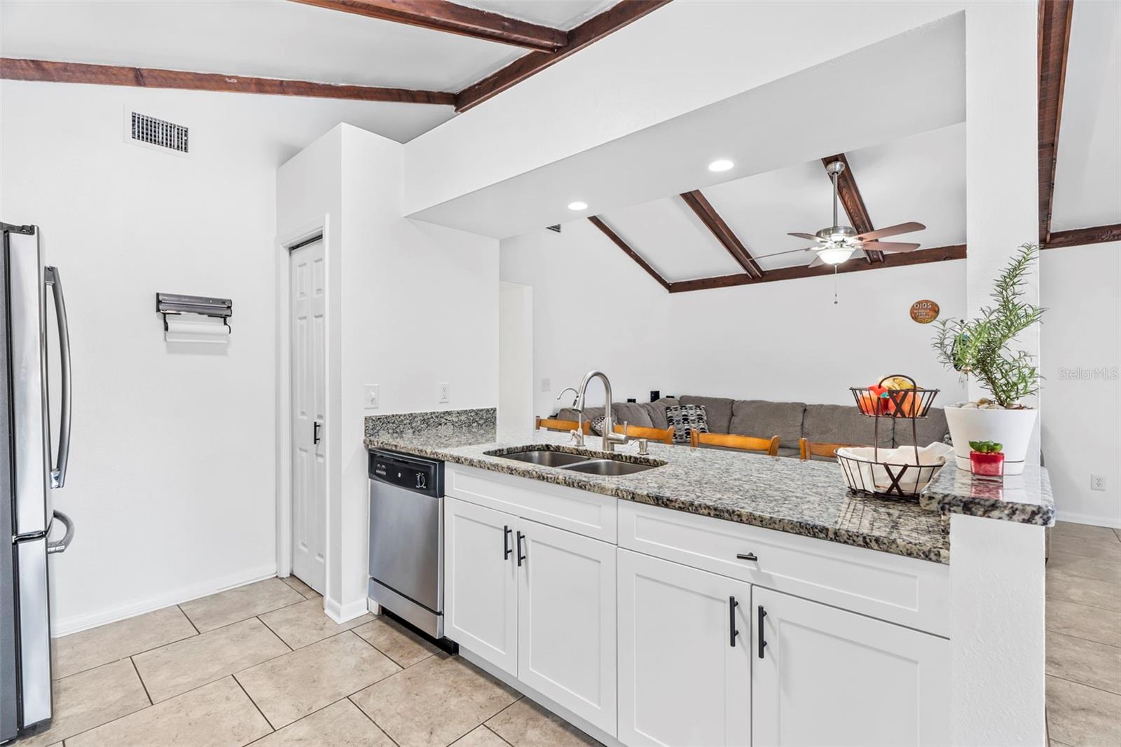 Listing photo id 15 for 15316 Lake Bella Vista Drive