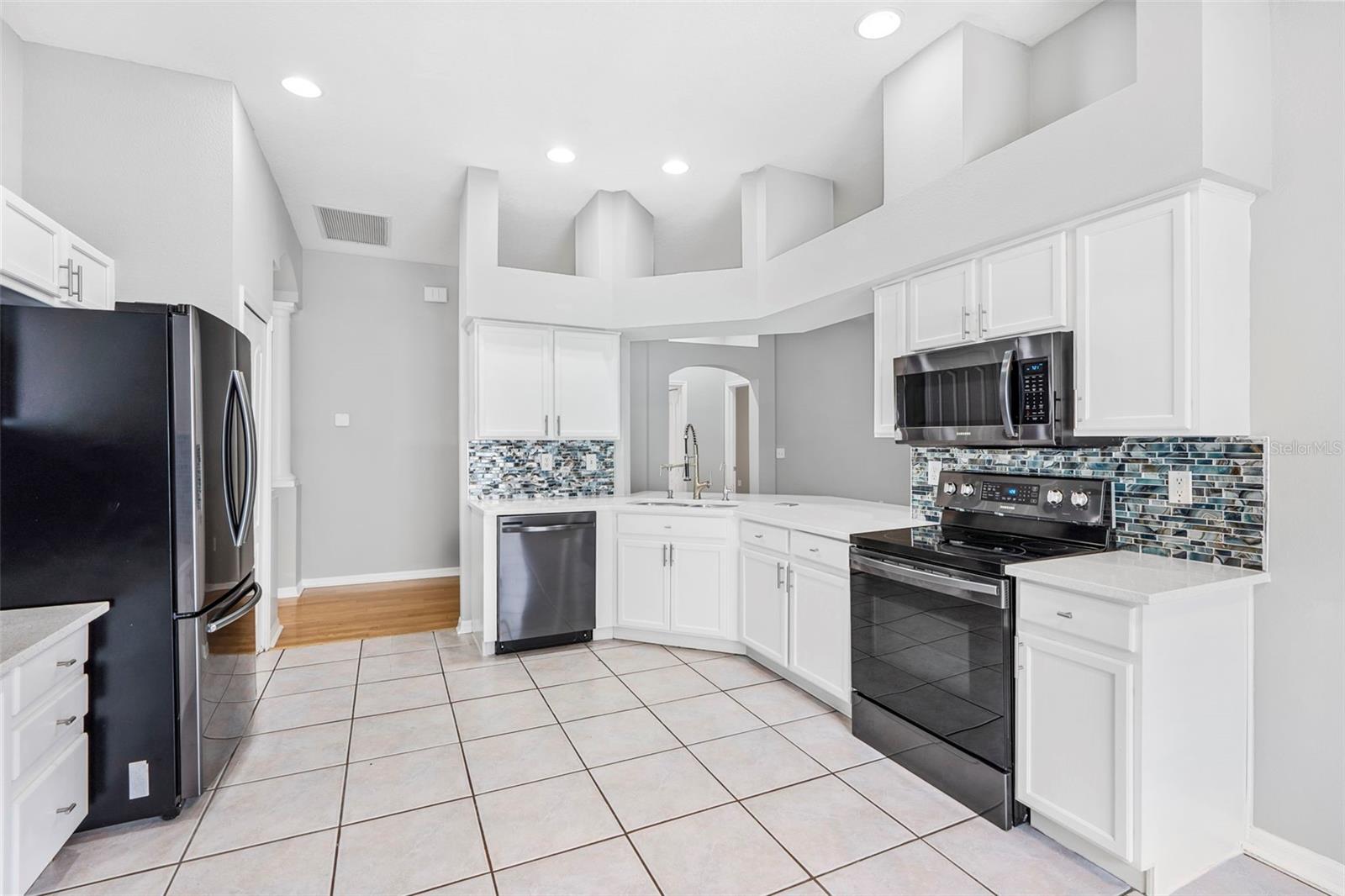 Listing photo id 17 for 15316 Lake Bella Vista Drive
