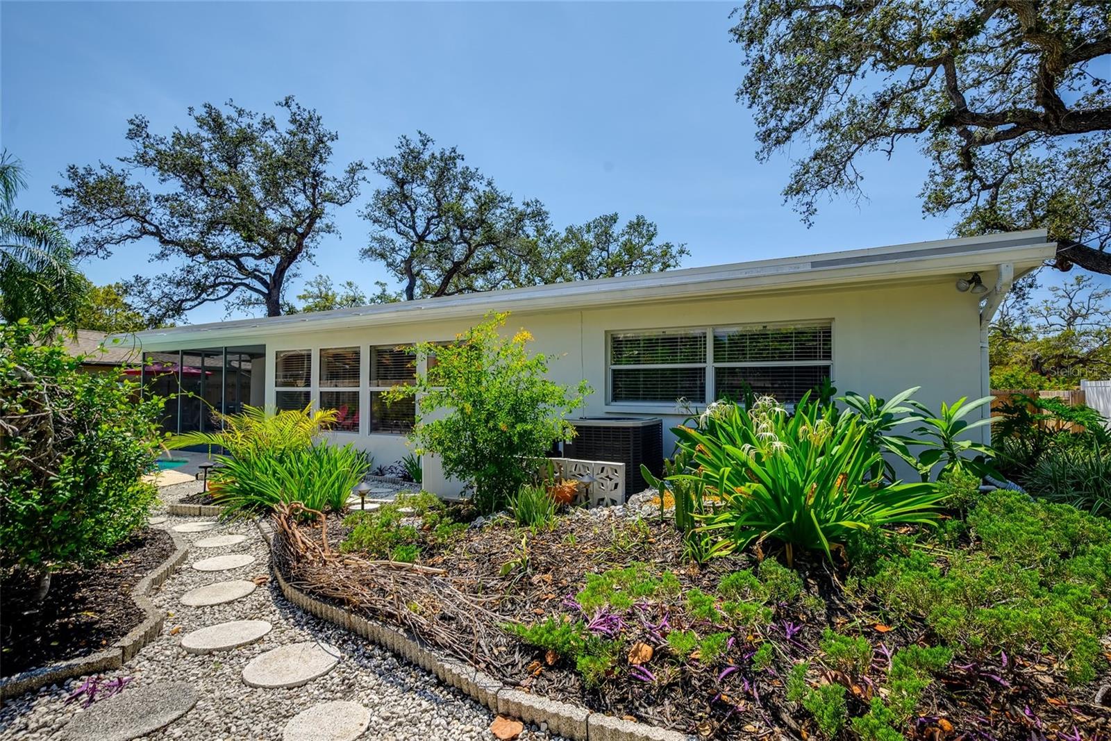 Image 39 of 50 For 10221 Bay Hills Drive