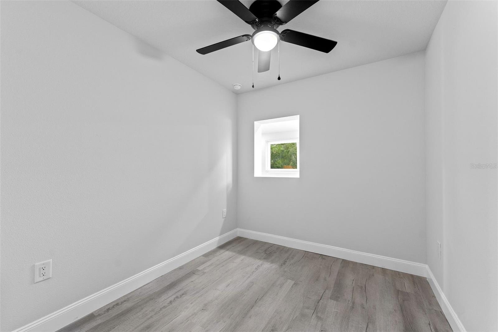 Image 23 of 33 For 10908 Aster Avenue