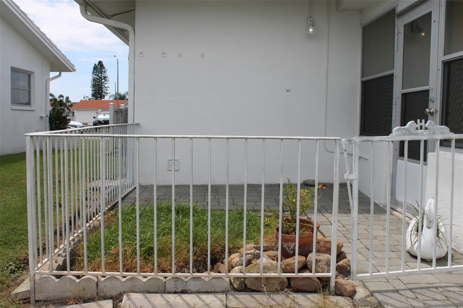 Image 12 of 50 For 9665 Mainlands Boulevard W