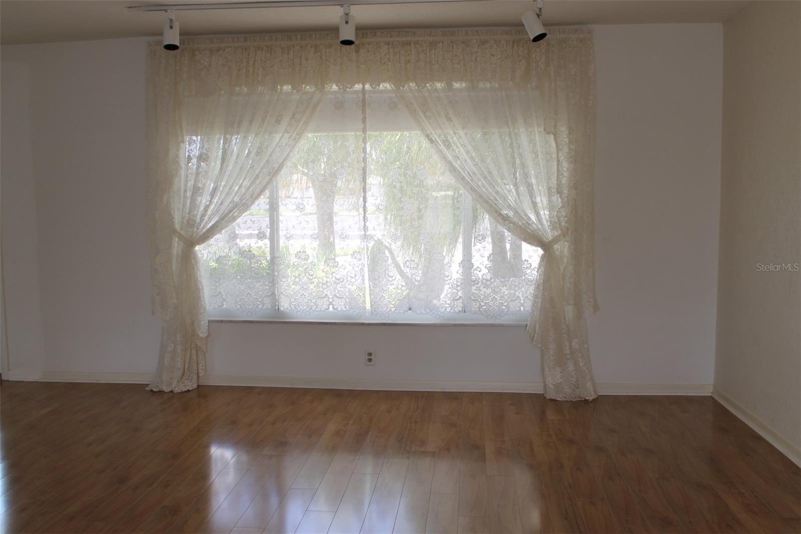 Image 16 of 50 For 9665 Mainlands Boulevard W