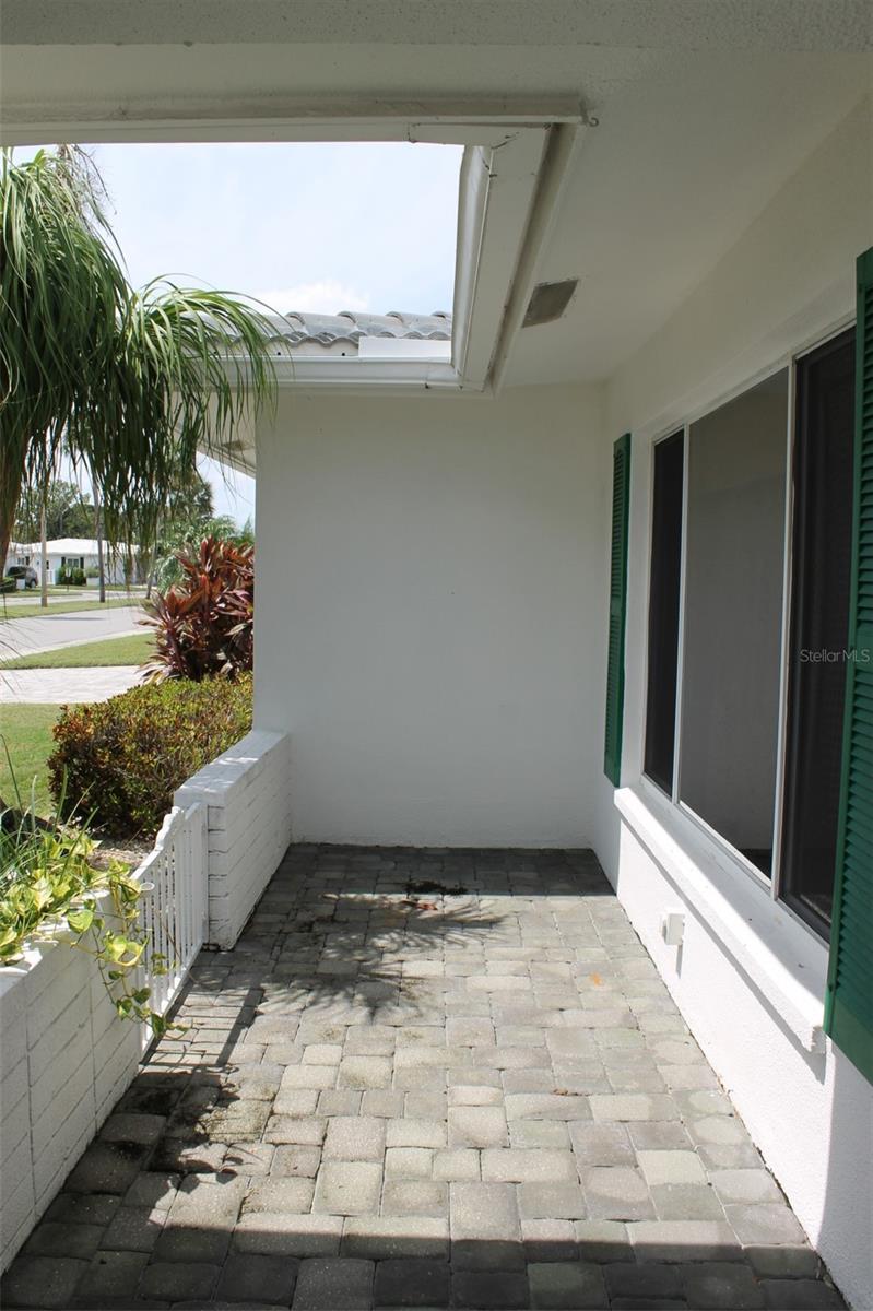 Image 4 of 50 For 9665 Mainlands Boulevard W