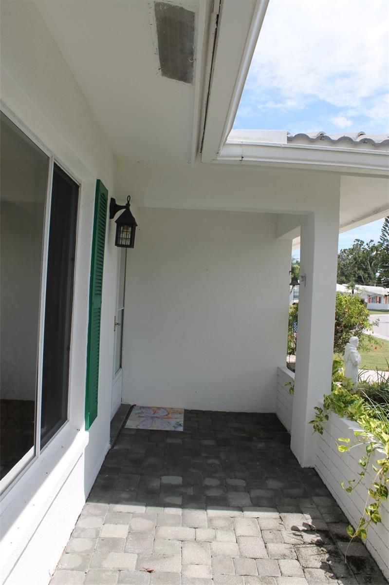 Image 5 of 50 For 9665 Mainlands Boulevard W