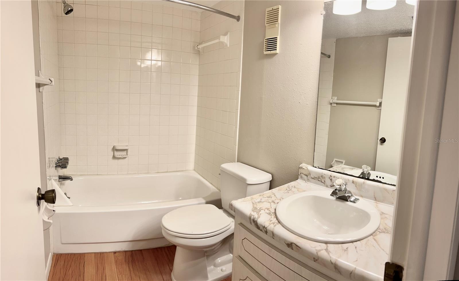 Image 5 of 14 For 845 Maple Court 210