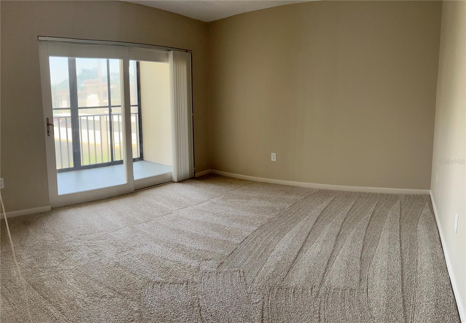 Image 6 of 14 For 845 Maple Court 210