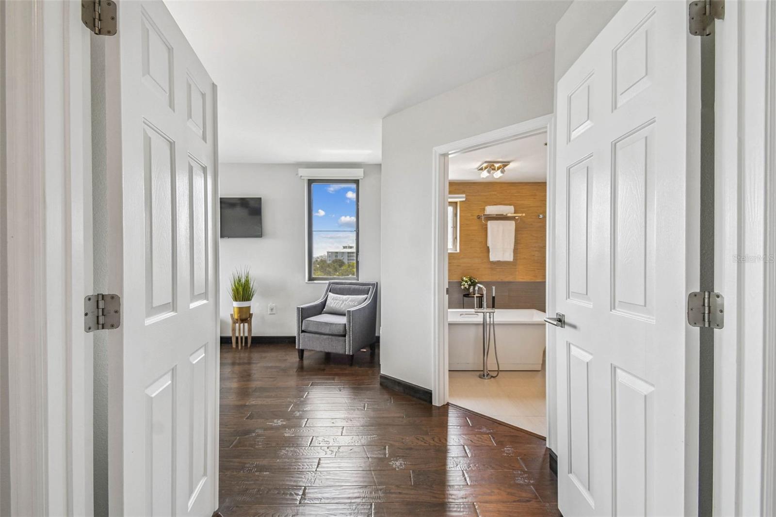 Image 34 of 69 For 670 Island Way 602