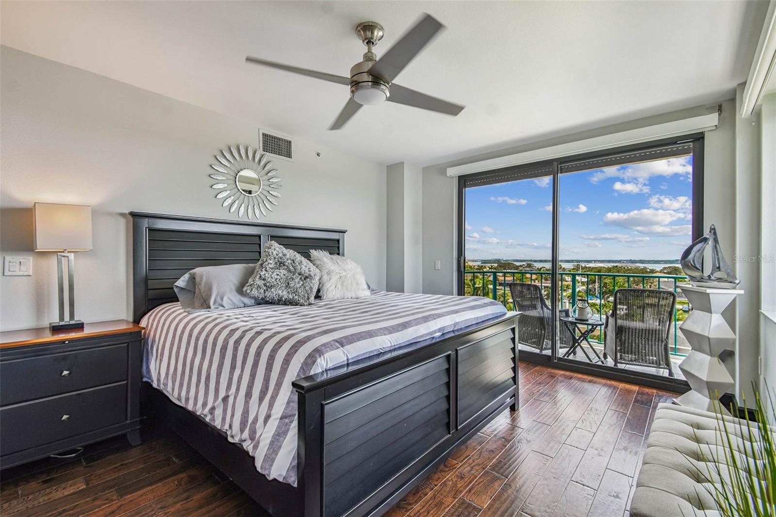 Image 36 of 69 For 670 Island Way 602