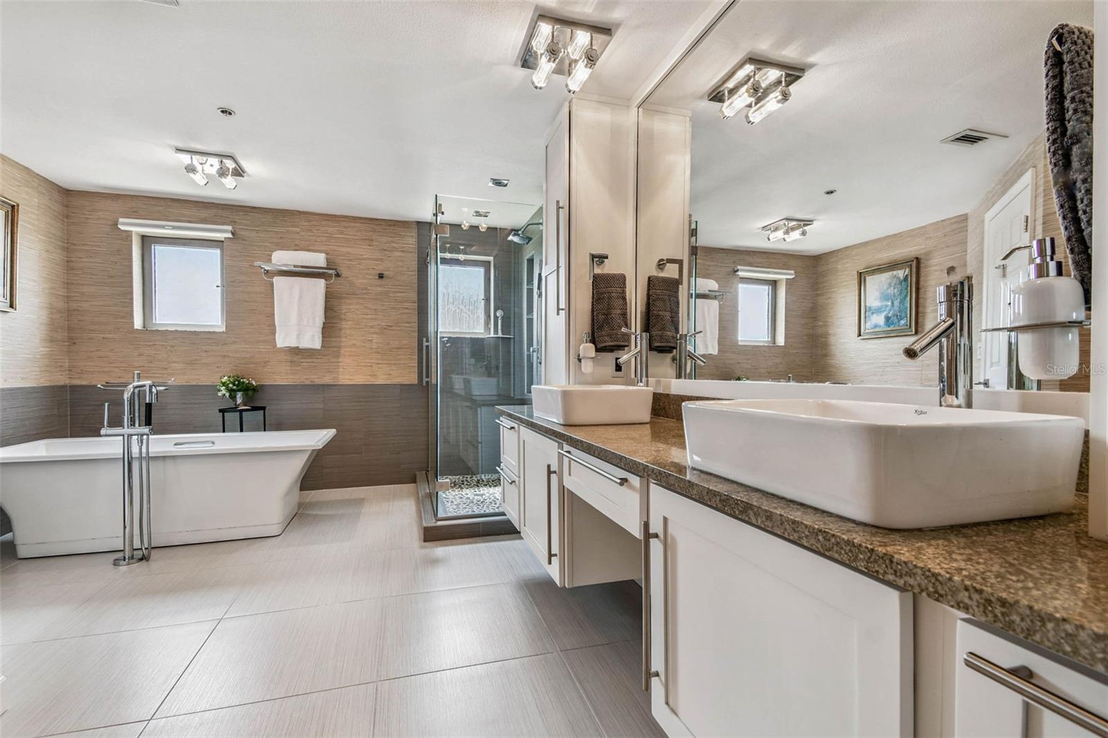 Image 6 of 69 For 670 Island Way 602