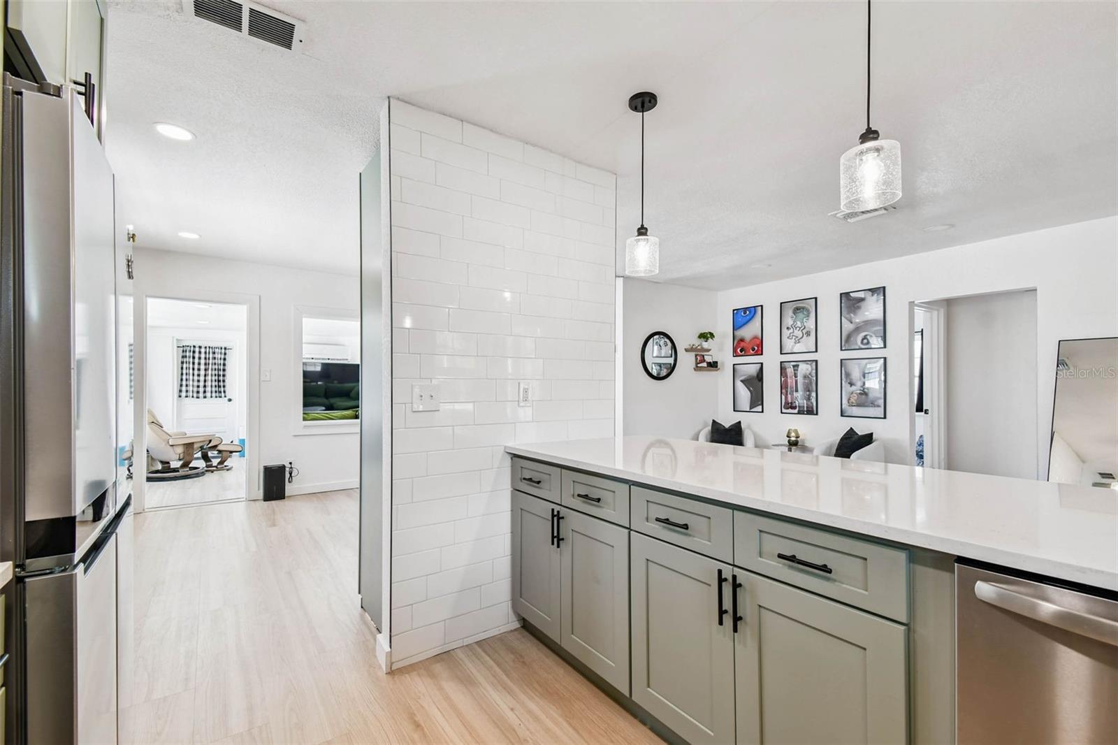Image 17 of 37 For 4728 9th Avenue N