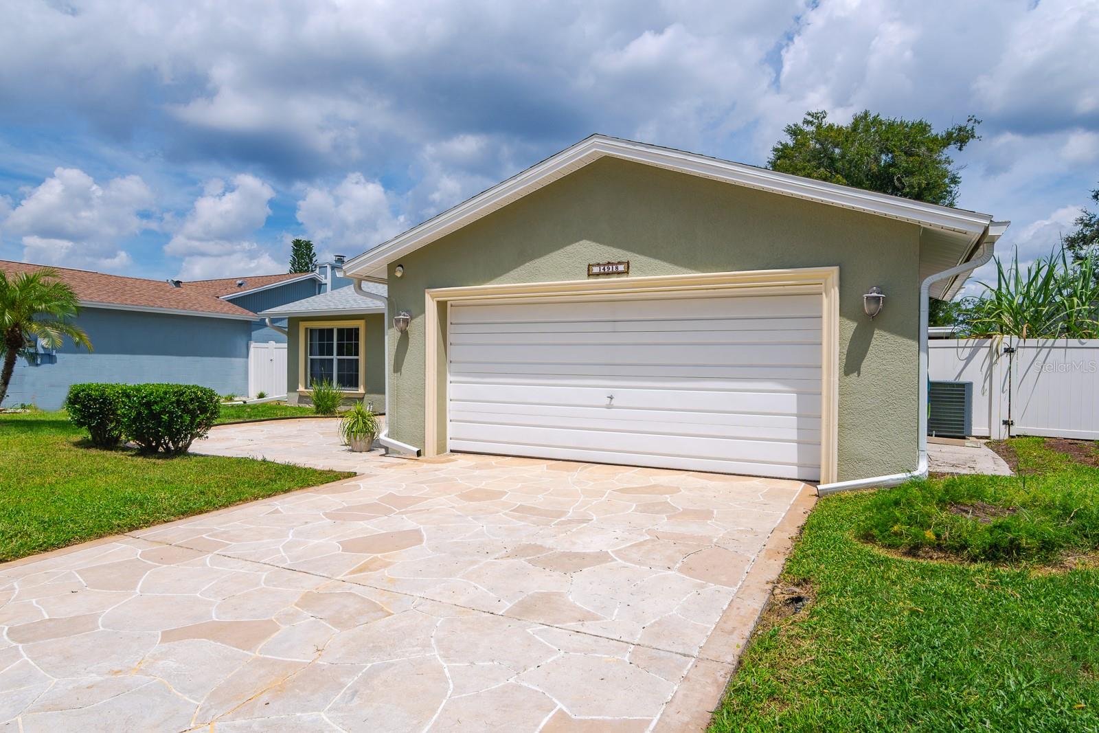 Image 4 of 46 For 14918 Old Pointe Road