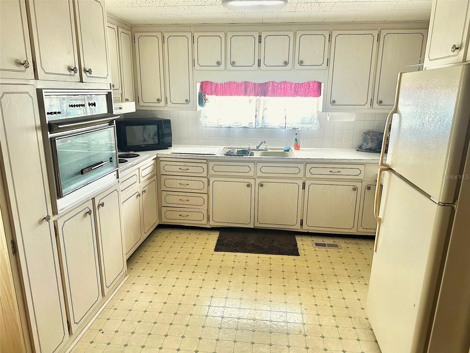 Listing photo id 11 for 2000 Bay Drive 116