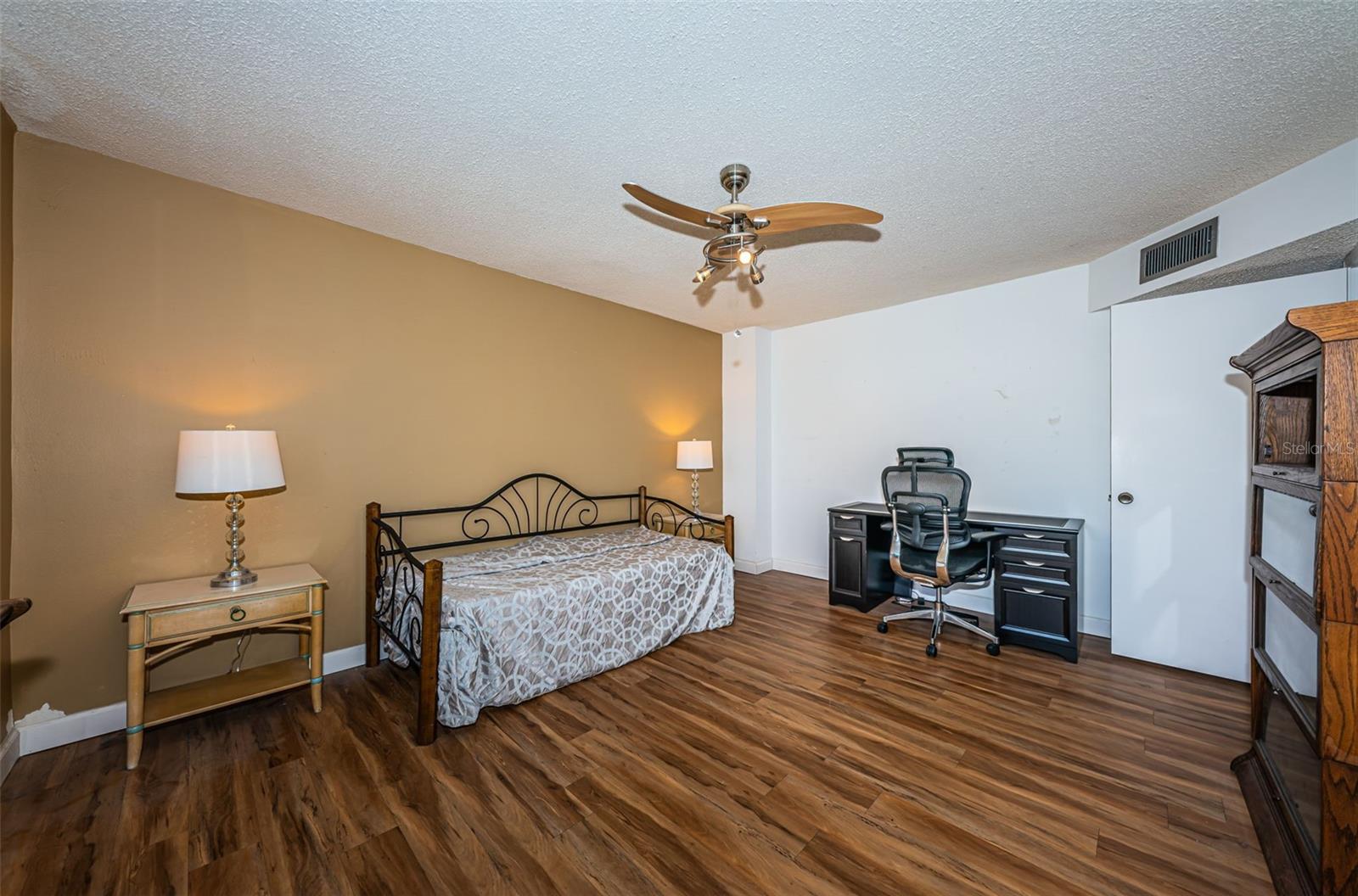 Image 41 of 90 For 700 Beach Drive Ne 308