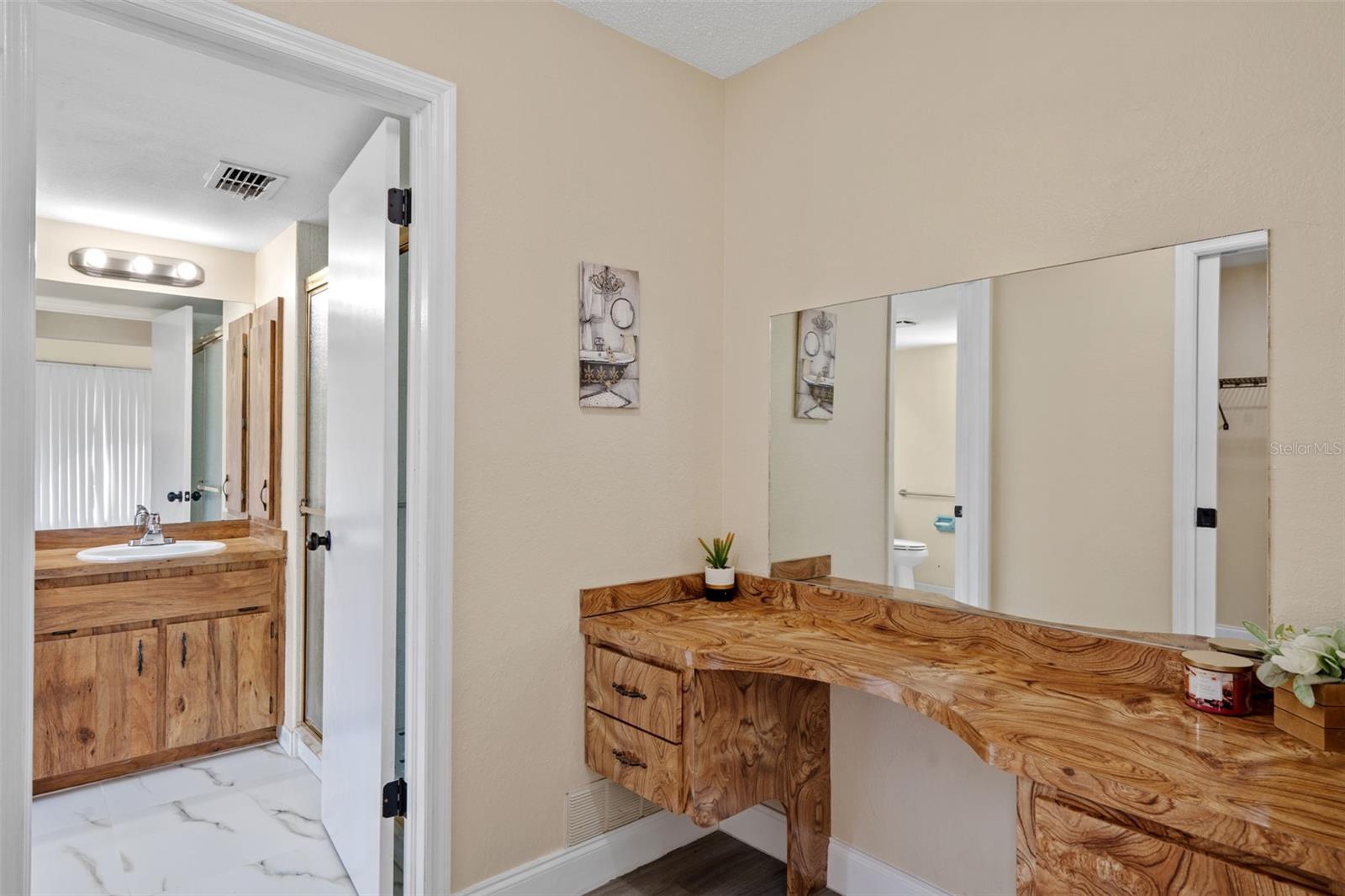 Image 16 of 63 For 2443 Glenridge Drive